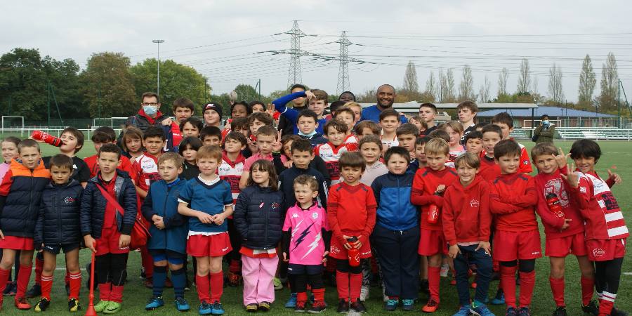 Rugby festif Octobre Rose Clamart Rugby 92 - photo des jeunes de l'école de rugby avec le Néo Zélandais Joe Rokocoko