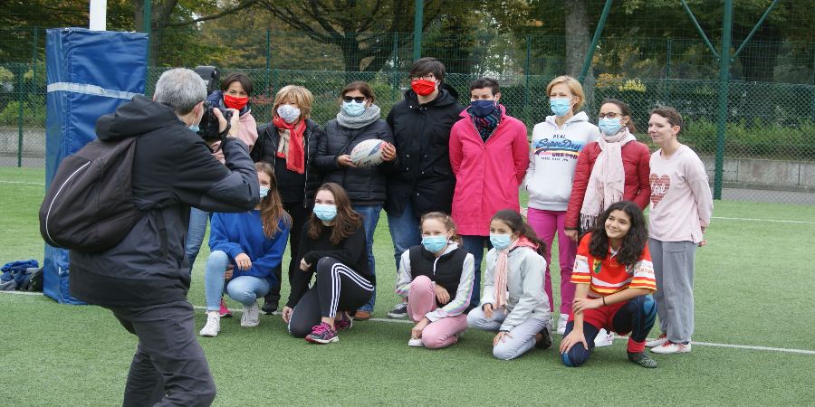 Rugby festif Octobre Rose Clamart Rugby 92 - photo des participantes et des élues de la ville de Clamart