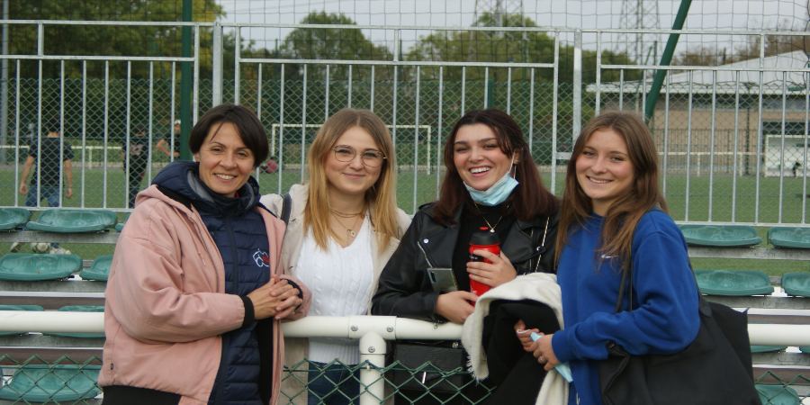 Rugby festif Octobre Rose Clamart Rugby 92 - photo de femmes du rugby festif - De gauche à droite : Isabel Aussignac, Anaïs Colas, Alycia, Chloé Duponcest