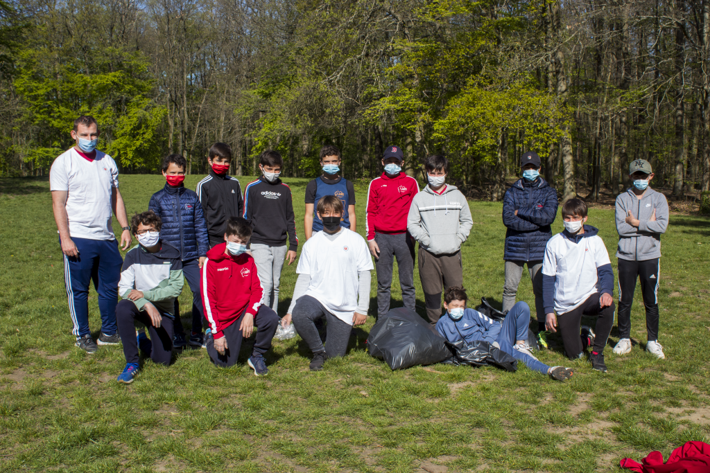 Stage avril - photo de groupe du ramassage des déchets dans le bois de Clamart