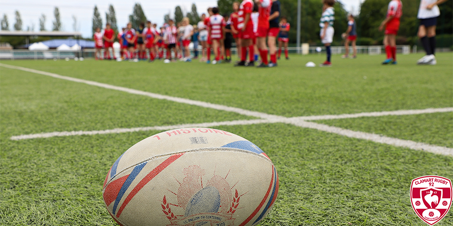 Lancement de la saison sportive 2021 2022 du Clamart Rugby 92 - photo d'un ballon sur le stade de la Plaine