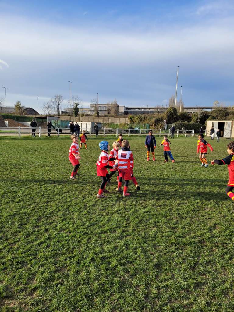 Plateau à Clamart et Colombes pour l'École de Rugby, les juniors à Drancy - photo d'une action des U8 à Colombes