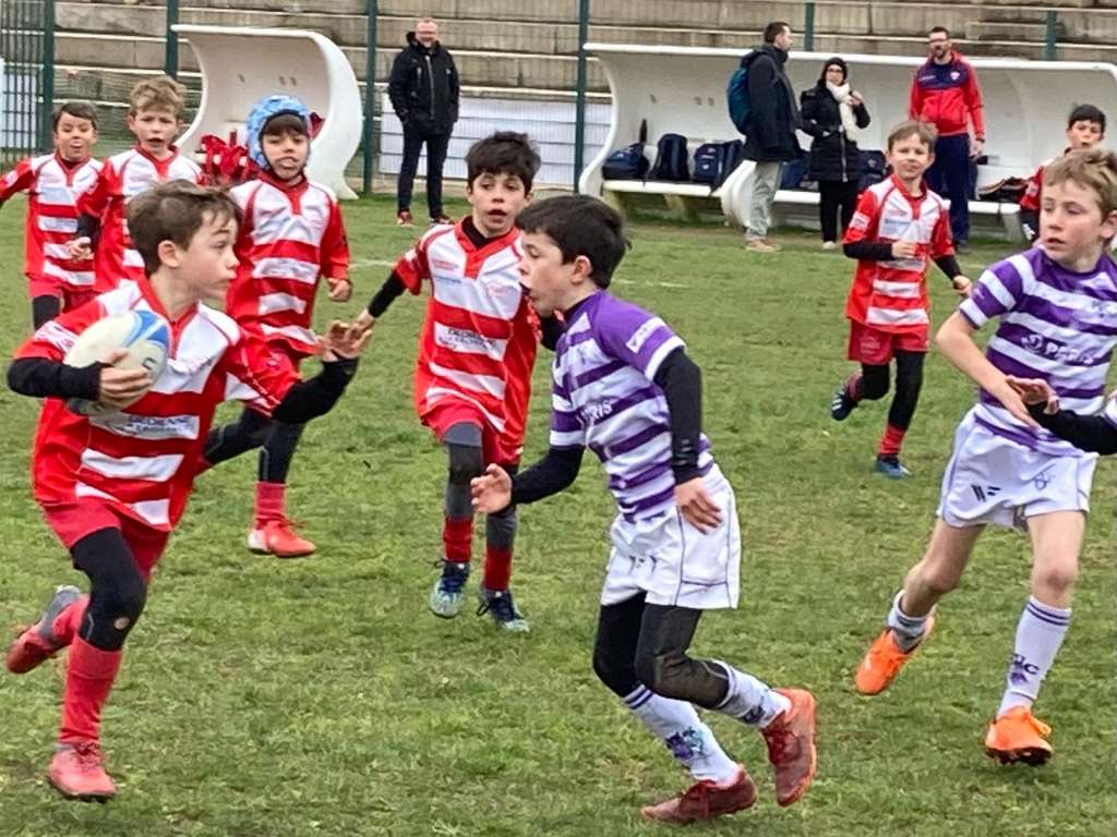 Retour des vacances scolaires, résumé des plateaux de l'École de Rugby - photo d'un 1 contre 1 des U10 à Antony
